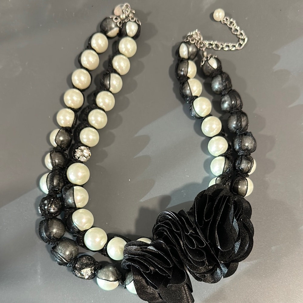 Elegant Black and White Pearl Necklace